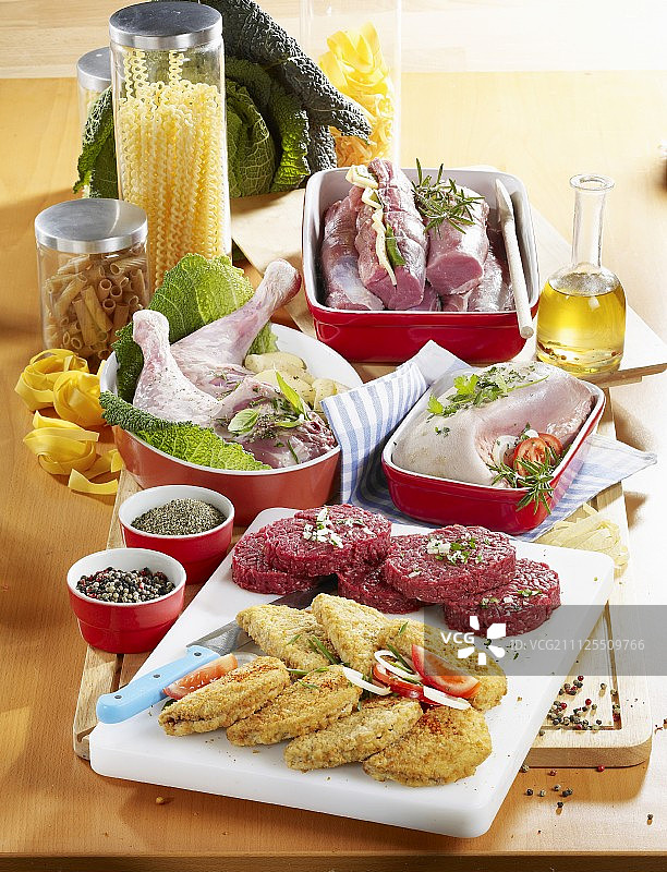 烹饪前的蓝带猪排、汉堡、牛舌、火鸡腿和菲力牛排图片素材