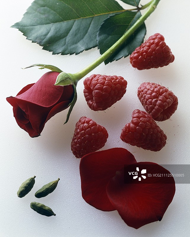 红色玫瑰与覆盆子图片素材