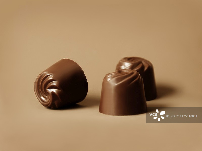 三颗巧克力图片素材