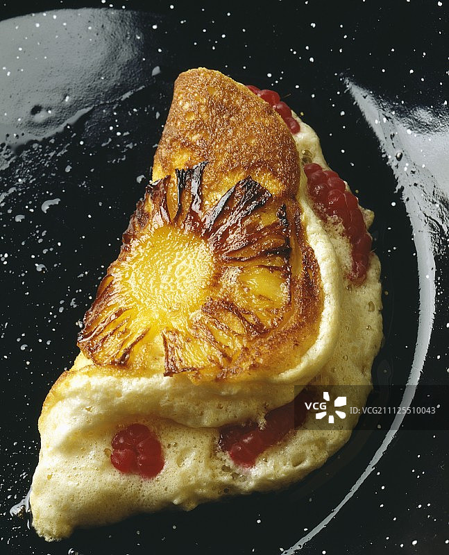 松软的菠萝和覆盆子煎蛋卷图片素材