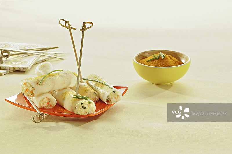 酥脆的芹菜根和蟹肉卷图片素材