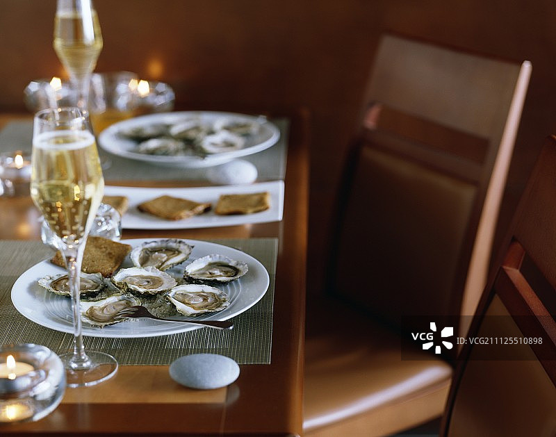 粗盐上的生蚝扁平化设计图片素材