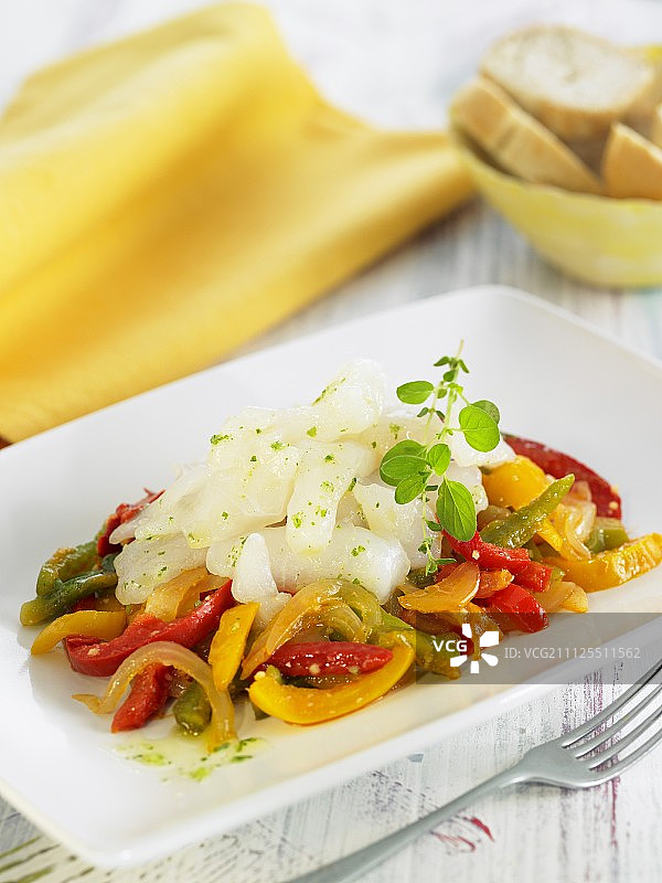 盐渍鳕鱼片配红椒烩菜图片素材