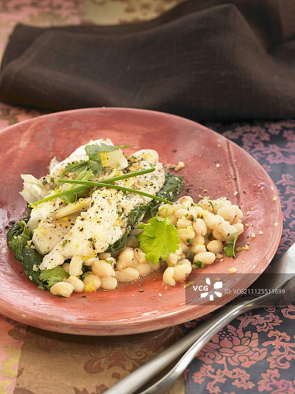 盐鳕鱼配菠菜、白豆和新鲜香草图片素材