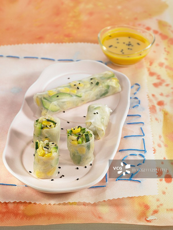 甜玉米、西葫芦和黑芝麻馅的米卷图片素材