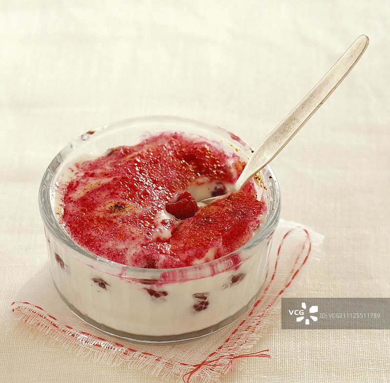 覆盆子马斯卡彭焦糖布丁图片素材