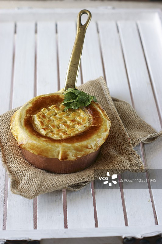 铜锅酥皮焗牛肉图片素材