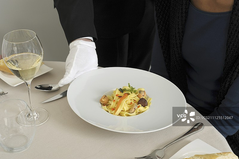 服务员提供海鲜意大利面图片素材