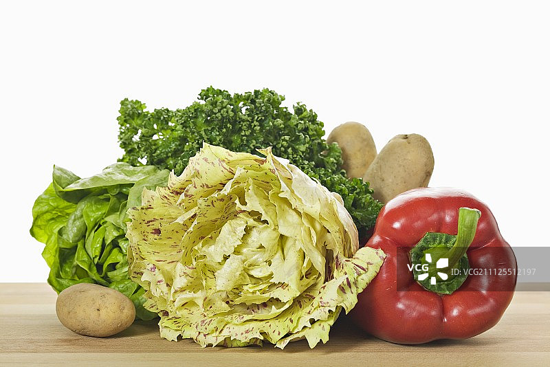 有机蔬菜：生菜、红辣椒、土豆、香菜图片素材