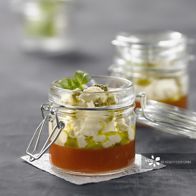 奶油奶酪慕斯、番茄冻和香蒜酱图片素材