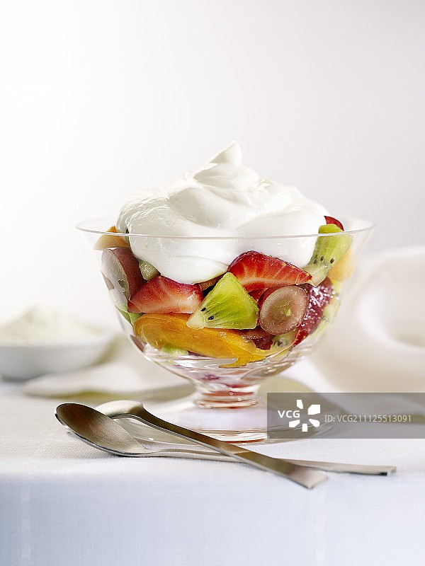 水果沙拉配白乳酪慕斯图片素材