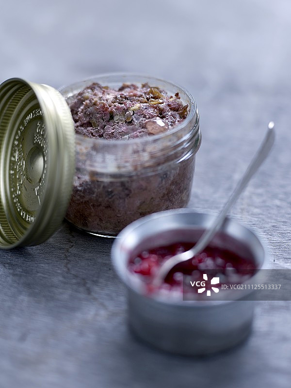 小罐肉酱配红醋栗酸辣酱图片素材