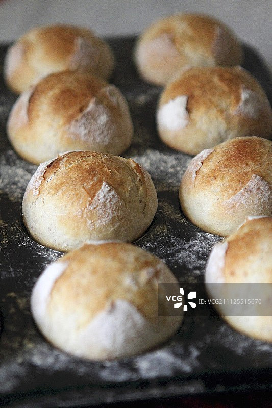 烘烤后的发酵面包图片素材