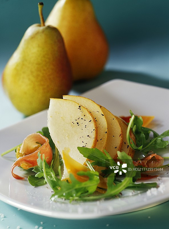 梨子薄片、芝麻菜、生火腿和咪莫雷特图片素材