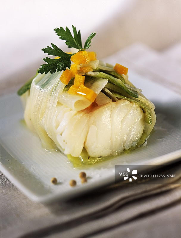 韭菜包裹的鳕鱼图片素材