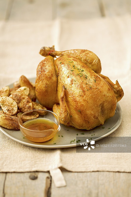烤鸡、土豆和肉汁图片素材