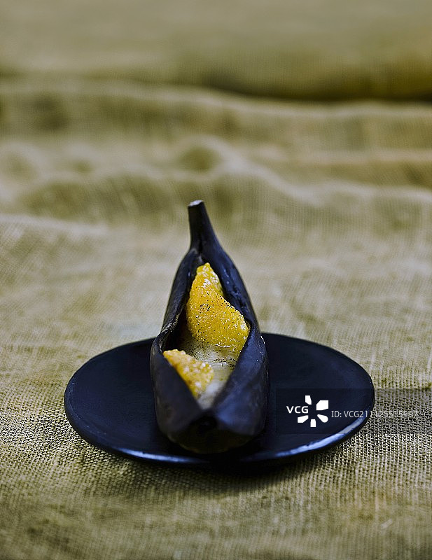 香蕉皮中烹制的香蕉和橙子图片素材