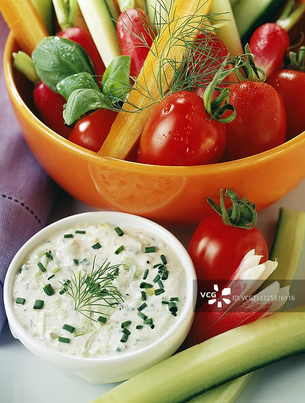 生蔬菜和蘸酱篮图片素材