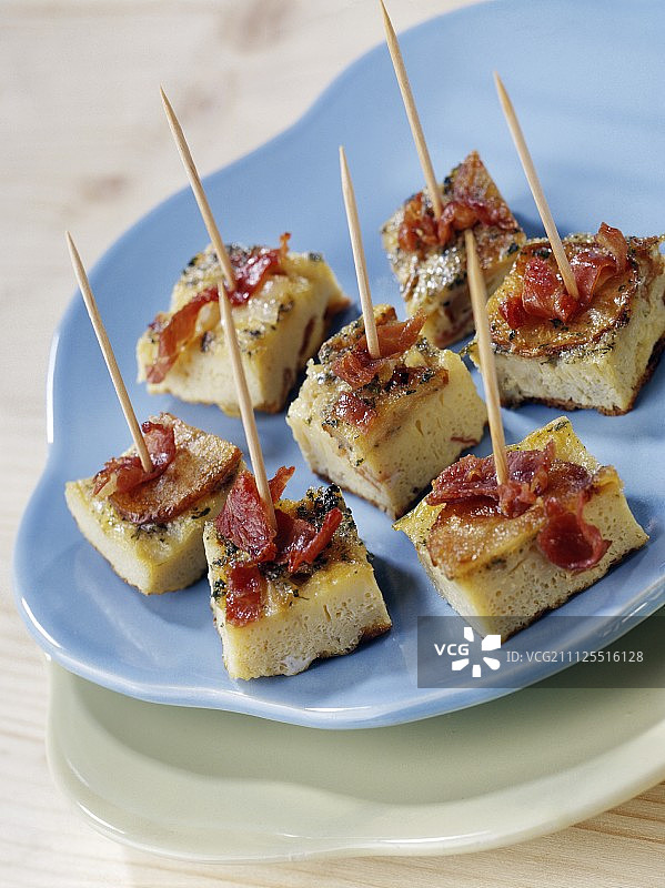 一口大小的土豆饼配生火腿图片素材