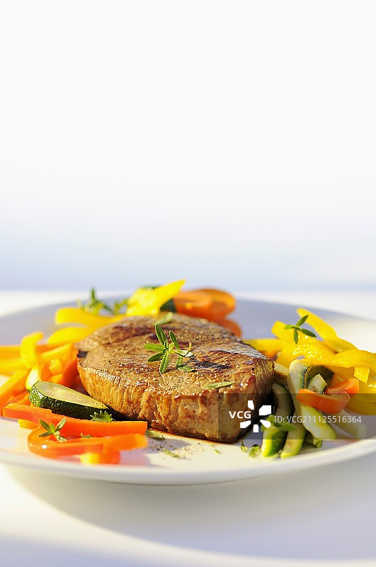 烤牛排配蔬菜图片素材