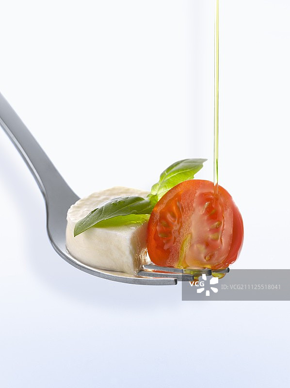 番茄马苏里拉奶酪罗勒橄榄油叉子图片素材