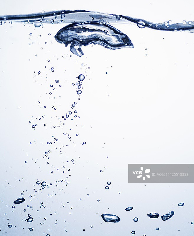 带有气泡和波纹的水图片素材