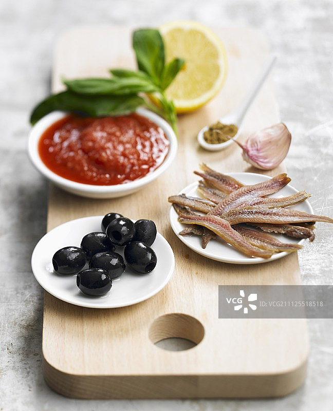 凤尾鱼和淡番茄酱吐司的食材图片素材