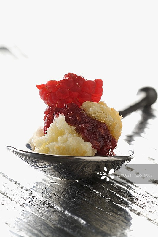 覆盆子泥蛋糕勺图片素材