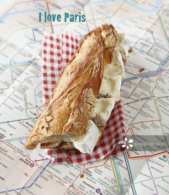 巴黎地铁图上的卡门贝尔奶酪三明治图片素材