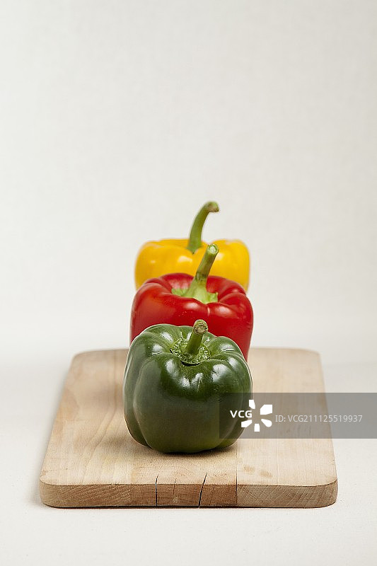 三种不同颜色的辣椒图片素材