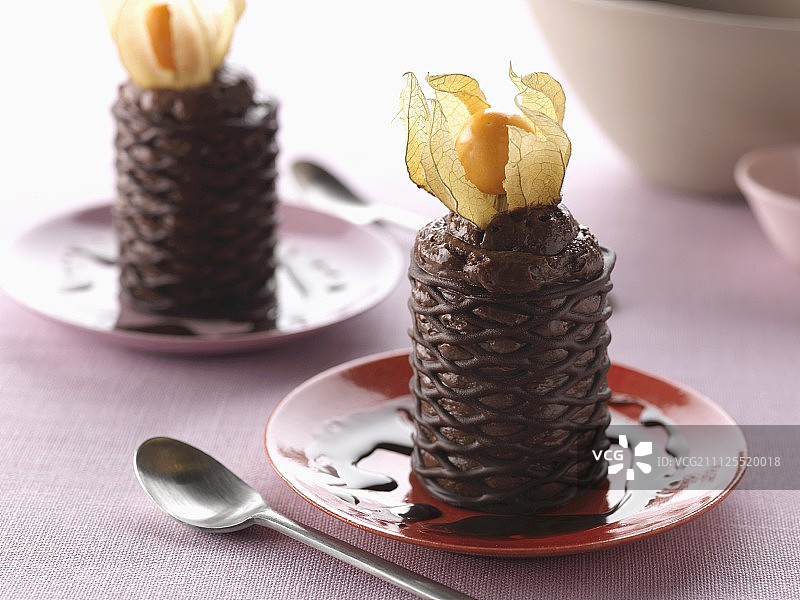 脆皮巧克力外壳的巧克力慕斯图片素材
