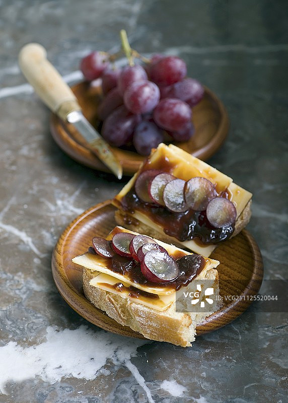 布鲁日老奶酪、列日糖浆和葡萄开放式三明治图片素材