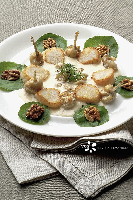 核桃酱烤扇贝蛙腿切片图片素材