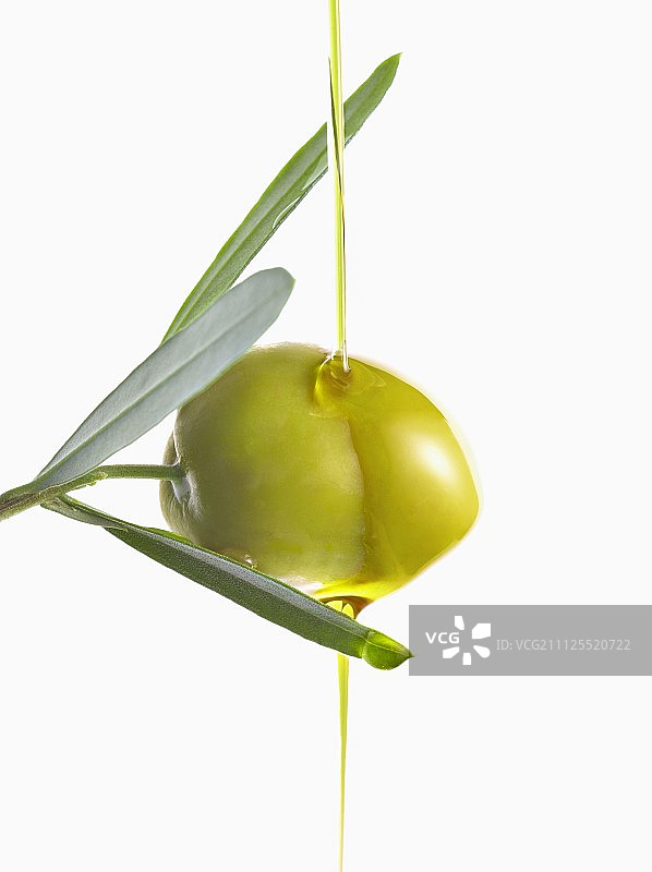 白色背景橄榄枝上的橄榄和油图片素材