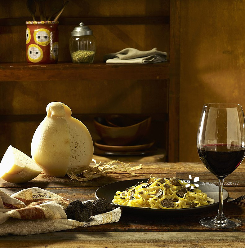 木桌上的松露意式宽面图片素材