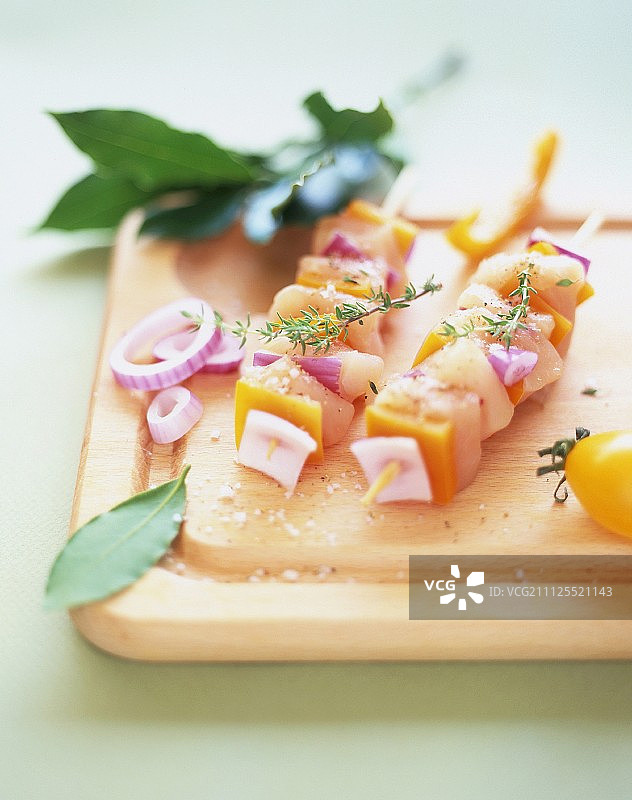 烹饪前的白色肉串图片素材