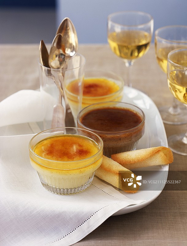 蛋奶巧克力奶油甜点和卷筒饼干图片素材