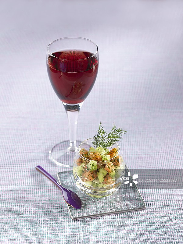 鞑靼三文鱼和一杯基尔酒图片素材