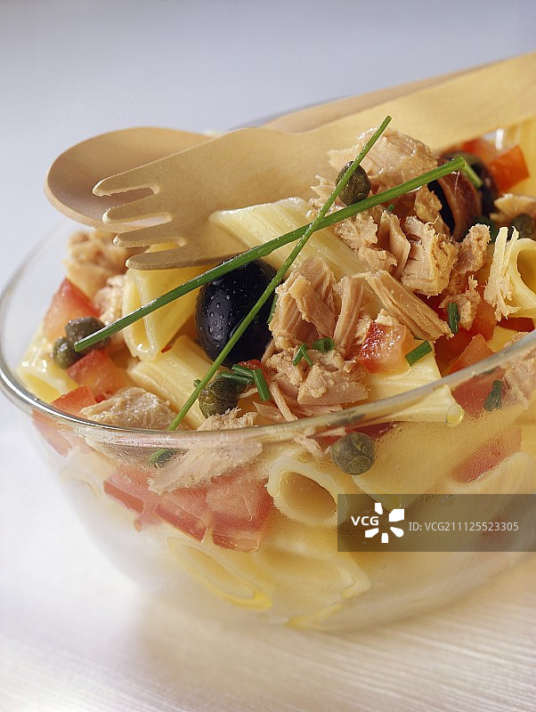 通心粉和金枪鱼沙拉图片素材