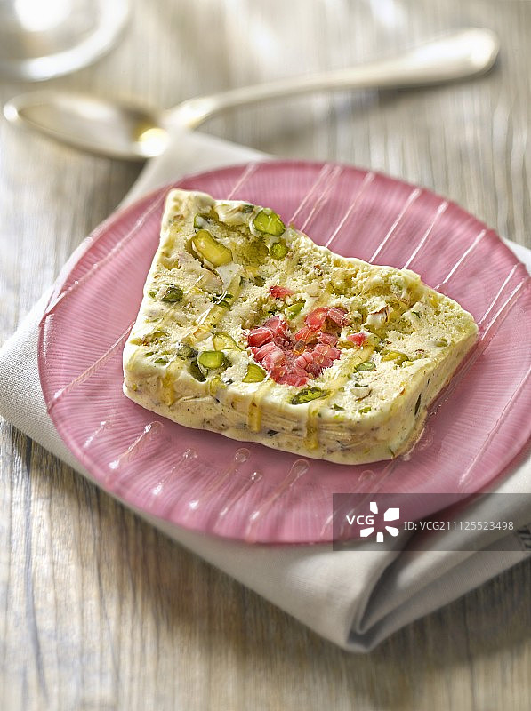 开心果、蜂蜜和覆盆子冰淇淋牛轧糖图片素材