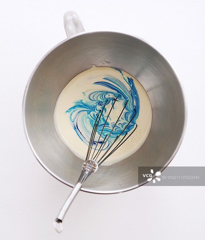 向面糊中添加食用色素图片素材