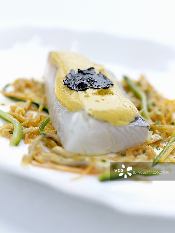 鳕鱼搭配蔬菜薄片和鲁耶酱图片素材