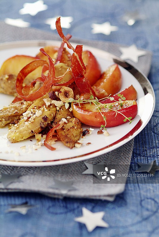 面包屑裹鹅肝配红棕色苹果图片素材