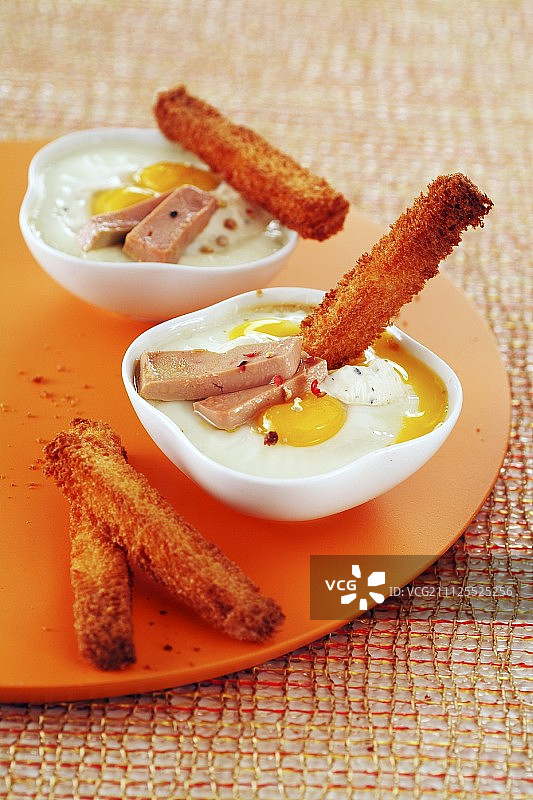 溏心蛋配鹅肝图片素材