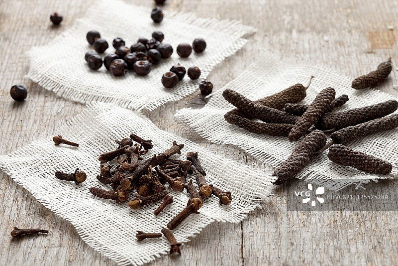 三种不同的香料图片素材