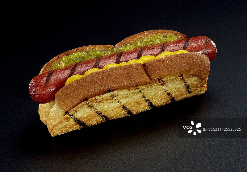 三明治面包制成的香辣热狗图片素材