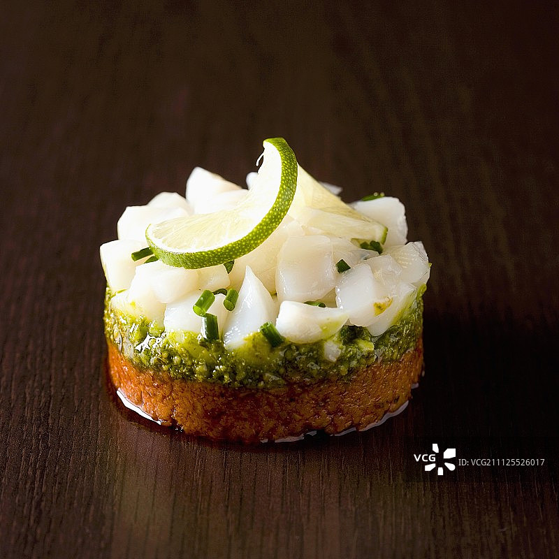 青柠汁腌扇贝配番茄鱼子酱图片素材