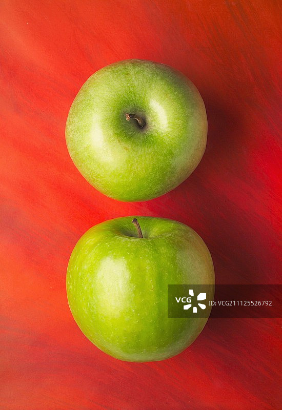 两个澳洲青苹果图片素材