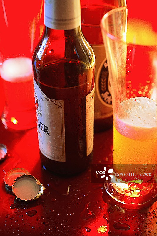一瓶啤酒和一杯啤酒图片素材