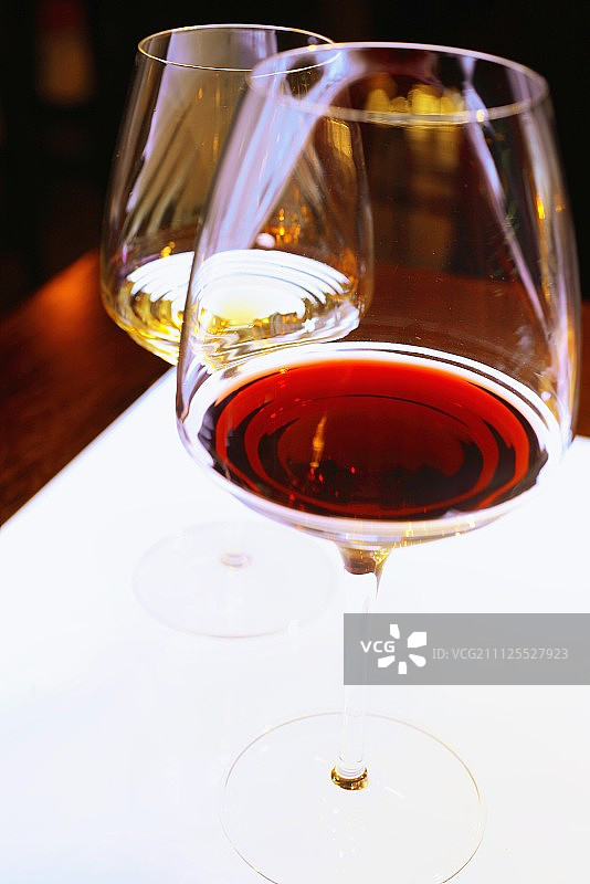 红白葡萄酒杯图片素材